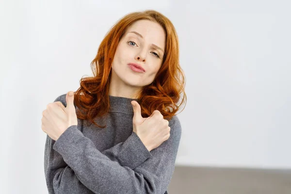 Sexy giovane donna dando un doppio pollice in su — Foto Stock