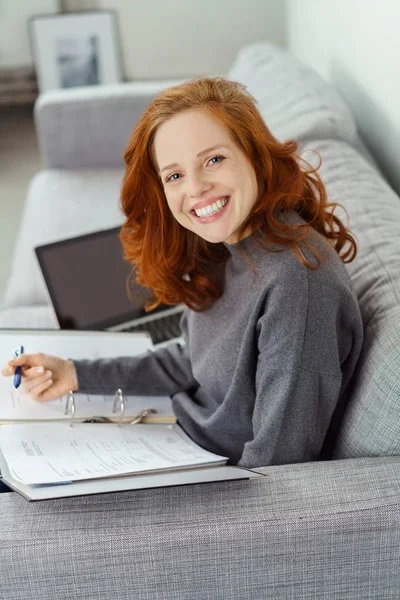 Amical jeune femme heureuse étudiant à la maison — Photo