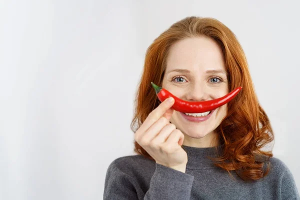 Usměvavá mladá žena s knírkem chili pepper — Stock fotografie