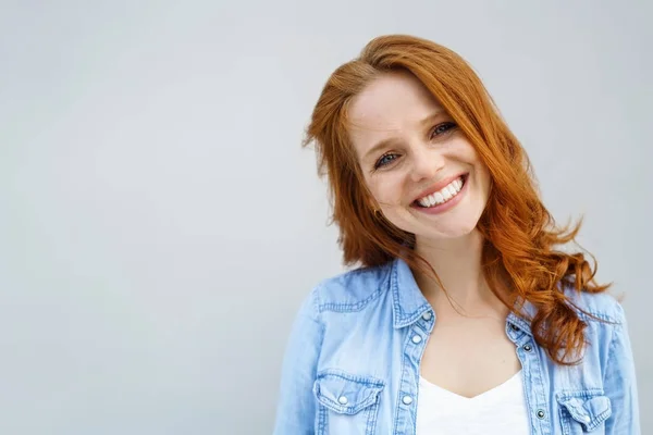 Uppriktiga ung kvinna med ett härligt leende — Stockfoto