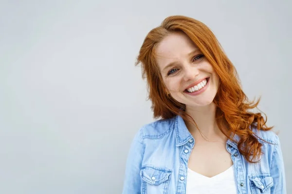 Jovem mulher sincera com um sorriso adorável — Fotografia de Stock