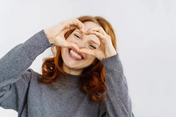 Divertimento amorevole giovane donna fare un segno romantico — Foto Stock