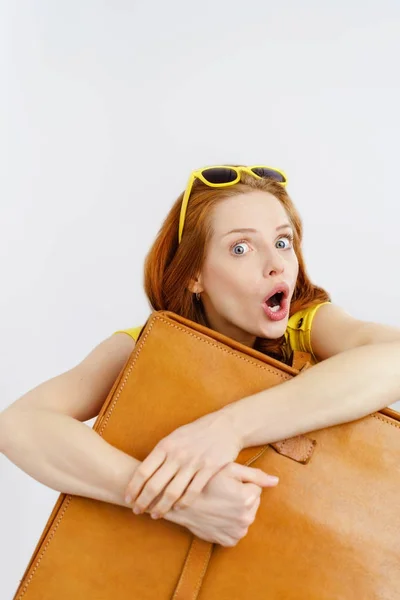 Bezittelijke jonge vrouw reiziger clutching haar tas — Stockfoto