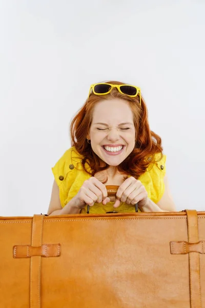 Enthousiast jonge vrouw op haar zomervakantie — Stockfoto