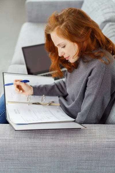Attraktive junge Frau sitzt zu Hause und studiert — Stockfoto