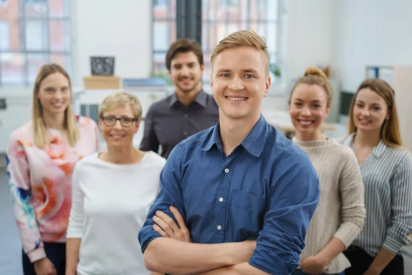 Lächelnder selbstbewusster Manager oder Führer — Stockfoto