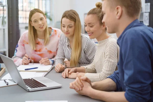 Grupp unga företag företagare i ett möte — Stockfoto