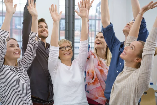 Grupo de empresarios exitosos animando — Foto de Stock