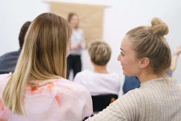 Two women having a discussion during a lecture — Stock Photo, Image
