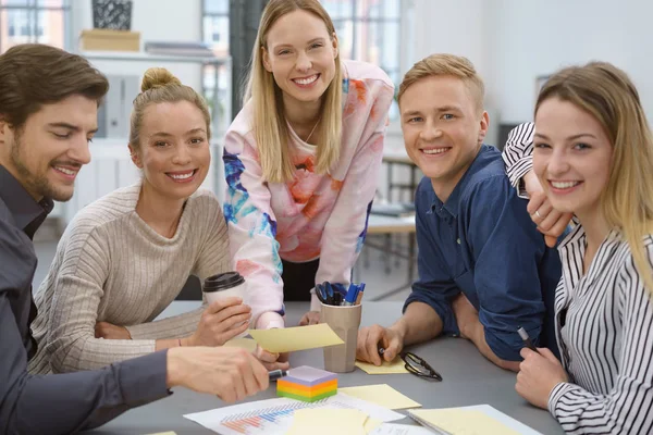 Glad trevlig ung business-team — Stockfoto