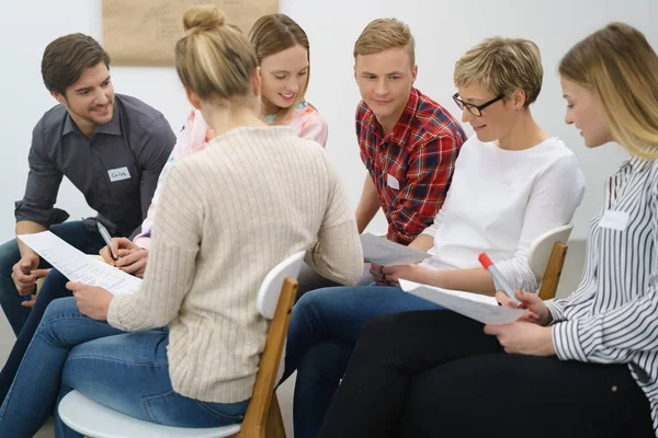 Gruppe junger Studenten beim Notenvergleich — Stockfoto