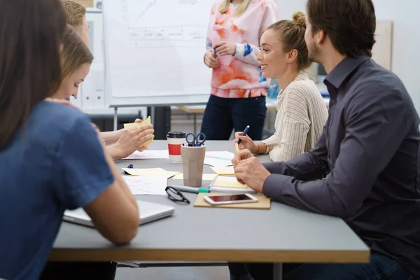 Empresários em uma reunião em uma visão de baixo ângulo — Fotografia de Stock