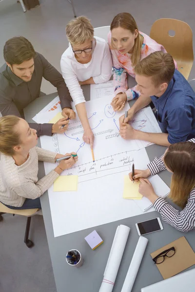 Gruppen unga studenter som arbetar på ett projekt — Stockfoto