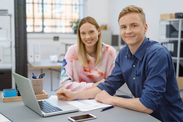 Succesvolle jonge zakelijke partners — Stockfoto