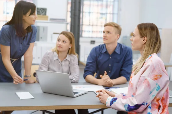 Quattro colleghi stanno avendo una discussione seria — Foto Stock