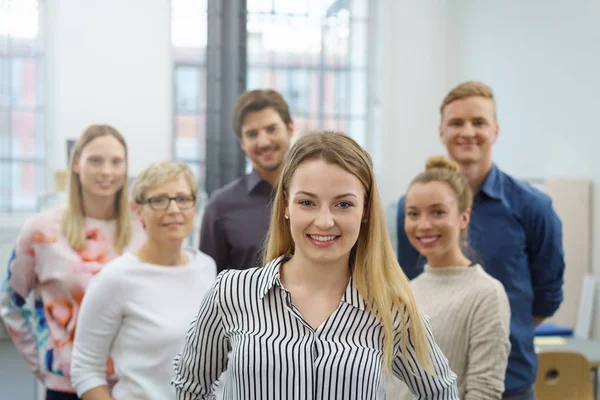 Succesvolle jonge uitbaatster met haar team — Stockfoto