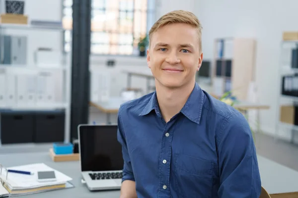 Aantrekkelijke zakenman met een vertrouwen glimlach — Stockfoto