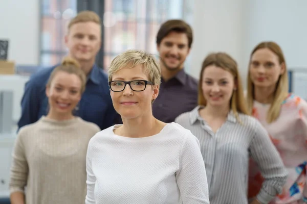 Trevlig ung föreståndarinnan med hennes team — Stockfoto