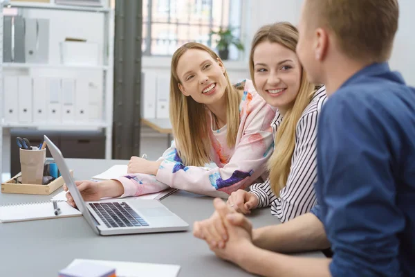 Team di giovani imprese che lavorano insieme in un ufficio — Foto Stock