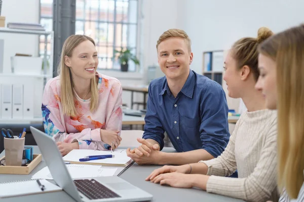 Erfolgreicher selbstbewusster junger Geschäftsmann — Stockfoto