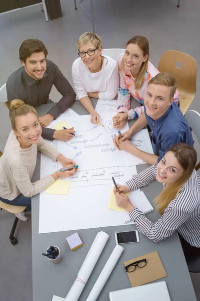 Succesvol gemotiveerde jonge bedrijf team — Stockfoto