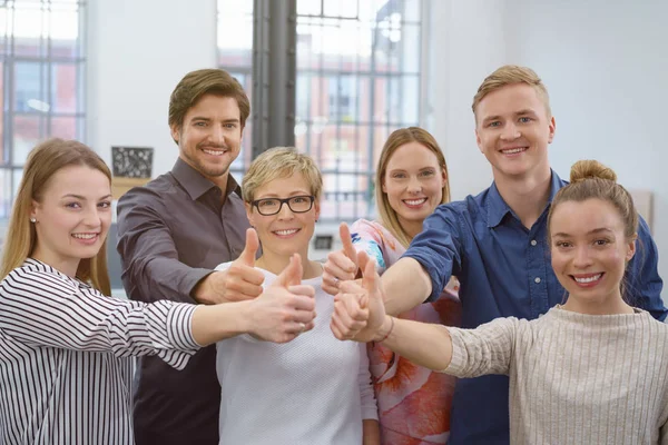 Motivierte Gruppe junger Leute gibt den Daumen hoch — Stockfoto