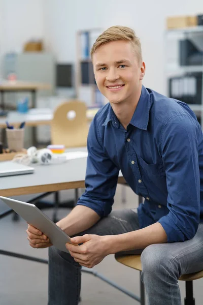 Entspannter junger Mann mit Tablet im Büro — Stockfoto