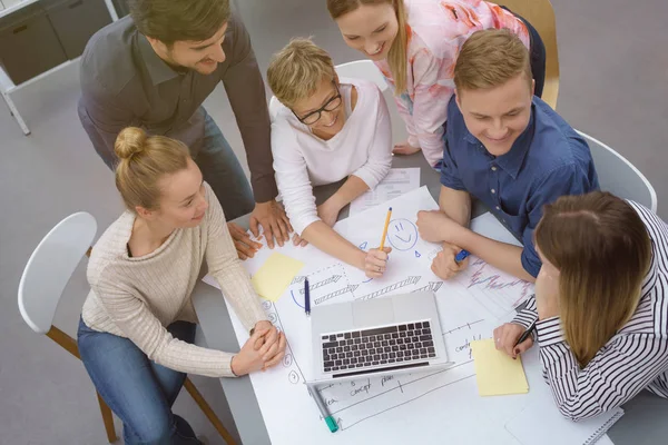 Giovane team di lavoro che ha una riunione — Foto Stock