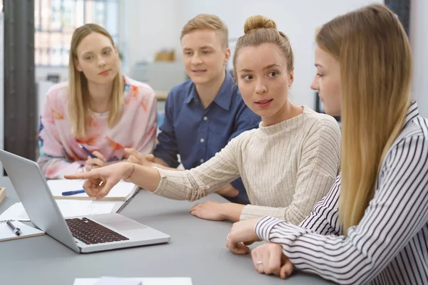 Gruppo di quattro giovani imprenditori in riunione — Foto Stock