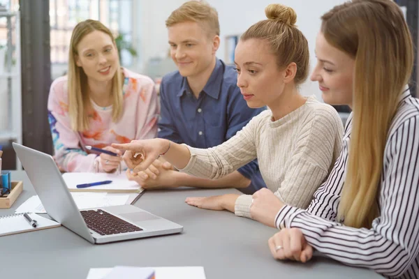 Fyra unga arbetskamrater i ett möte — Stockfoto