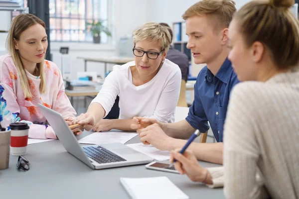 Jeunes étudiants universitaires ou employés de bureau — Photo