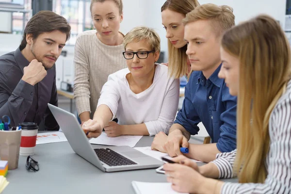 Équipe de jeunes entrepreneurs qui travaillent dur — Photo