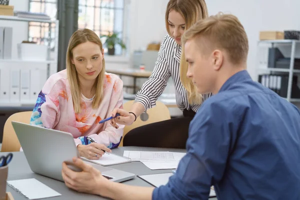 Trois jeunes gens d'affaires dans une conversation sérieuse — Photo