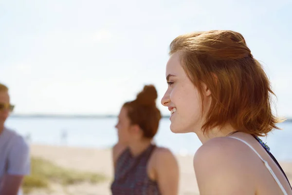 Ung Kvinna Avkopplande Stranden Sommar — Stockfoto