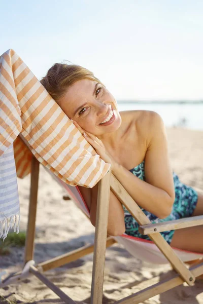 Junge Frau Entspannt Sich Auf Liegestuhl Strand — Stockfoto