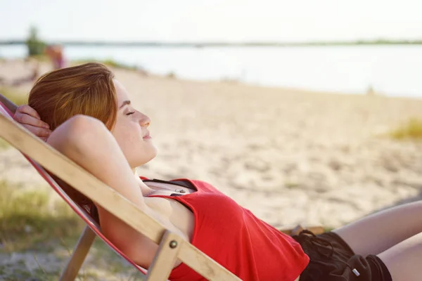 Jovem Mulher Relaxante Cadeira Praia — Fotografia de Stock