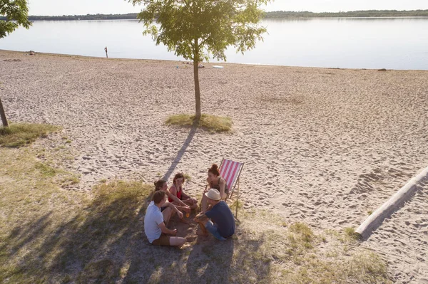 Gruppe von Freunden an einem Strand — Stockfoto