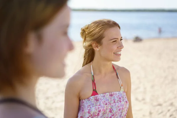 Bonitas Mujeres Jóvenes Relajándose Playa — Foto de Stock