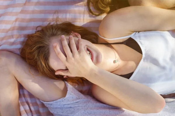 Jonge Vrouw Die Betrekking Hebben Gezicht Verlegenheid Gebracht — Stockfoto