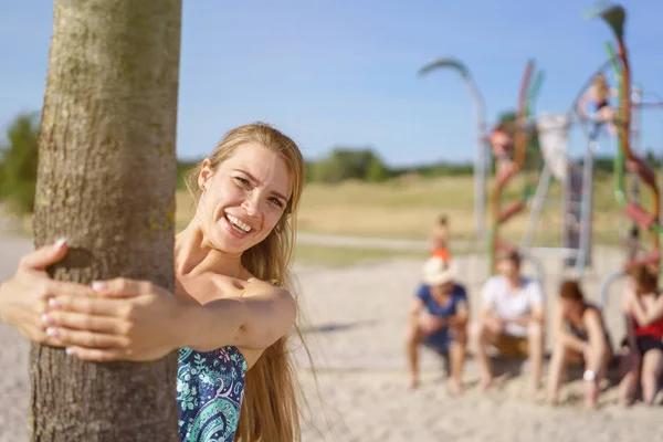 Glückliche Junge Frau Mit Verschwommenen Freunden Hintergrund — Stockfoto