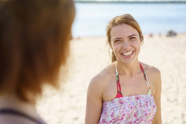 Giovane Donna Che Parla Con Amico Sulla Spiaggia — Foto Stock