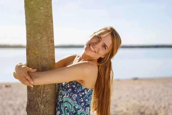 Linda Mujer Amigable Abrazando Tronco Árbol —  Fotos de Stock