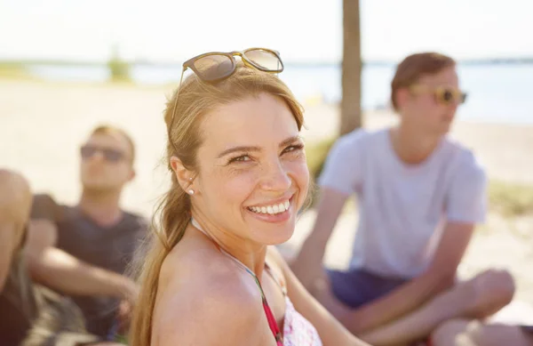 Mujer Atractiva Relajándose Playa Con Amigos — Foto de Stock