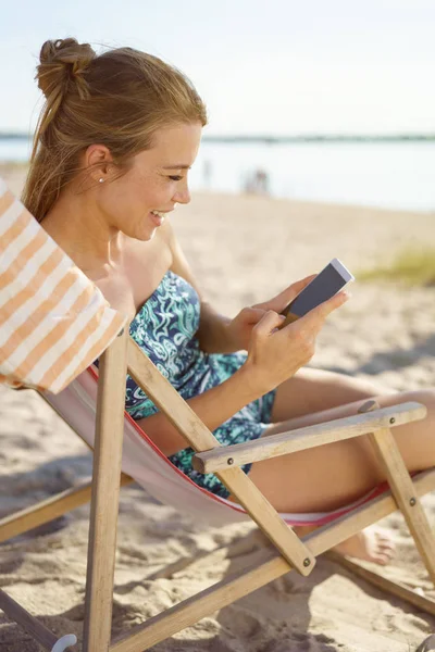 妇女在假期短信信息智能手机 — 图库照片