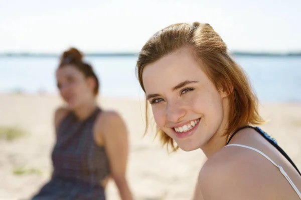 Vriendelijke Jonge Vrouw Zittend Zonnige Strand — Stockfoto