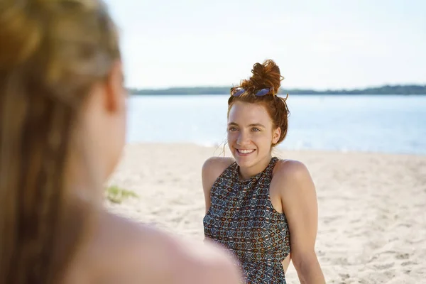 Дві Молода Жінка Спілкується Пляжі — стокове фото