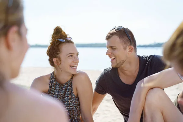 Pasangan Muda Tertawa Santai Dengan Teman Teman Pantai — Stok Foto