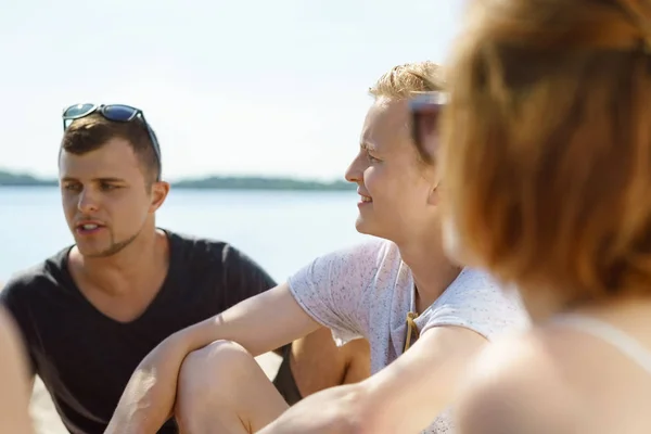 Anak Muda Berbicara Dengan Sekelompok Teman Pantai — Stok Foto
