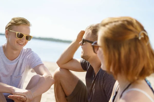 Pemuda Pantai Memakai Kacamata Hitam — Stok Foto