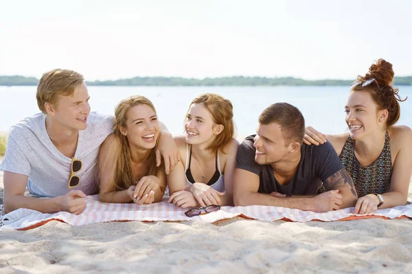 Unga studenter på sommarlovet — Stockfoto
